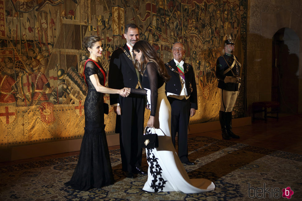 Sara Carbonero saluda a los Reyes Felipe y Letizia en una cena de gala en Guimaraes