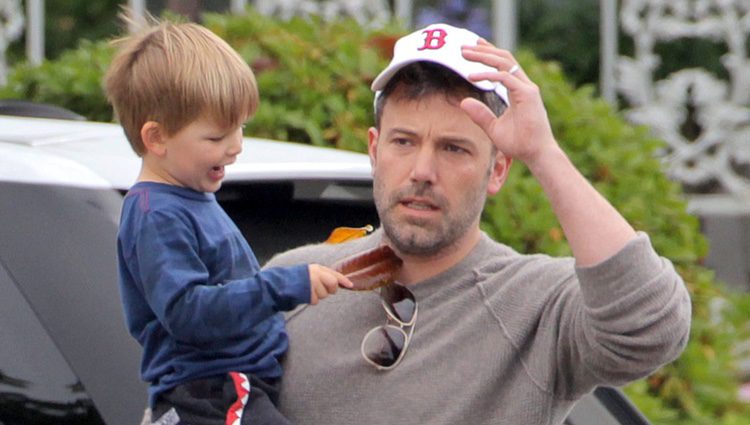 Ben Affleck dando un paseo junto a su hijo Samuel en California