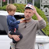 Ben Affleck dando un paseo junto a su hijo Samuel en California