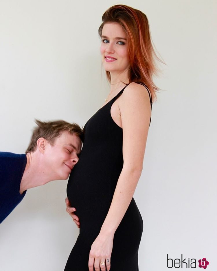 Dane DeHaan y Anna Wood esperan su primer hijo