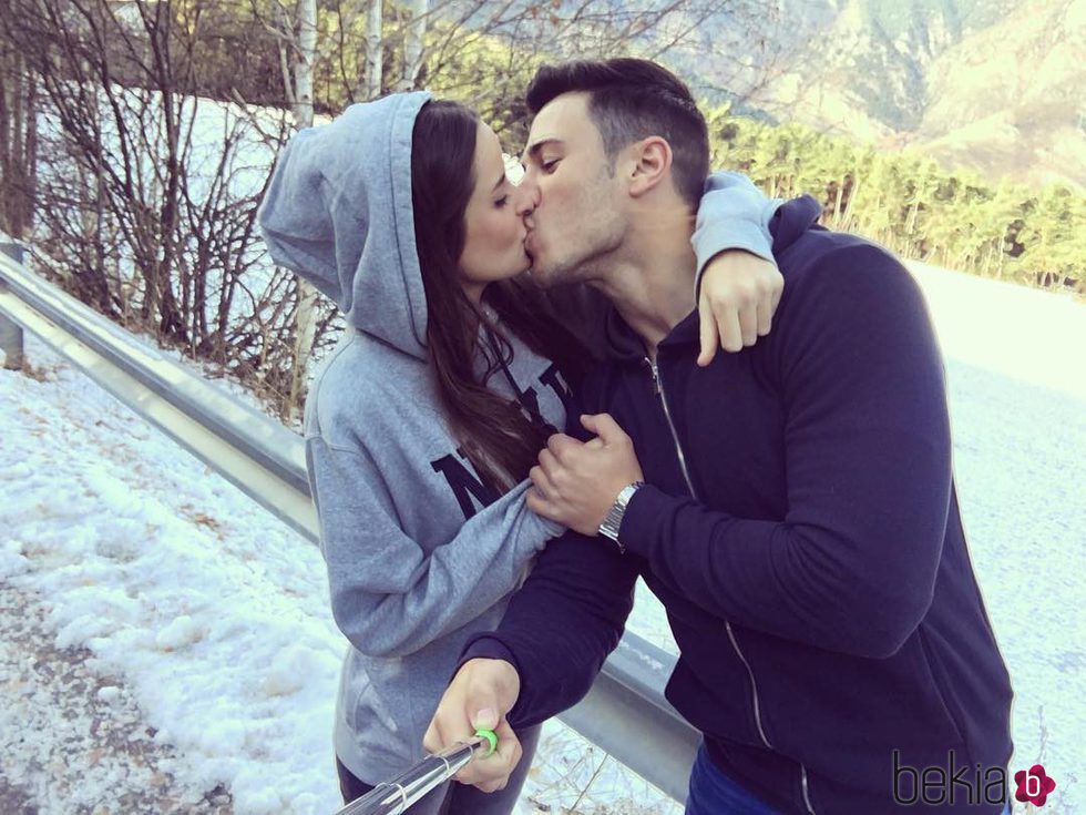 Carolina Vico ('GH 16') besa apasionadamente a su novio Joaquín