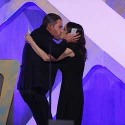 Winona Ryder y Ethan Hawke se besan durante los Premios Gotham 2016