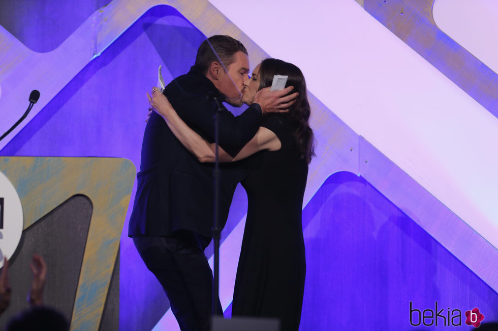 Winona Ryder y Ethan Hawke se besan durante los Premios Gotham 2016