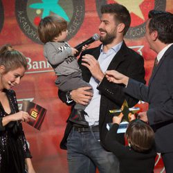Sasha Piqué juega con un micrófono junto a Gerard Piqué en la gala del Mejor Jugador Catalán