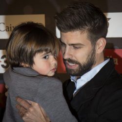 Gerard Piqué con su hijo Milan en la gala del Mejor Jugador Catalán
