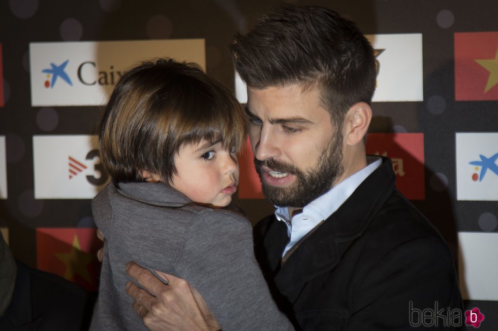 Gerard Piqué con su hijo Milan en la gala del Mejor Jugador Catalán