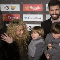 Gerard Piqué y Shakira con su hijos Milan y Sasha en la gala del Mejor Jugador Catalán