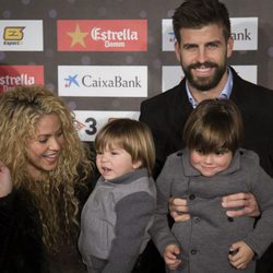 Gerard Piqué y Shakira con su hijos Milan y Sasha en la gala del Mejor Jugador Catalán