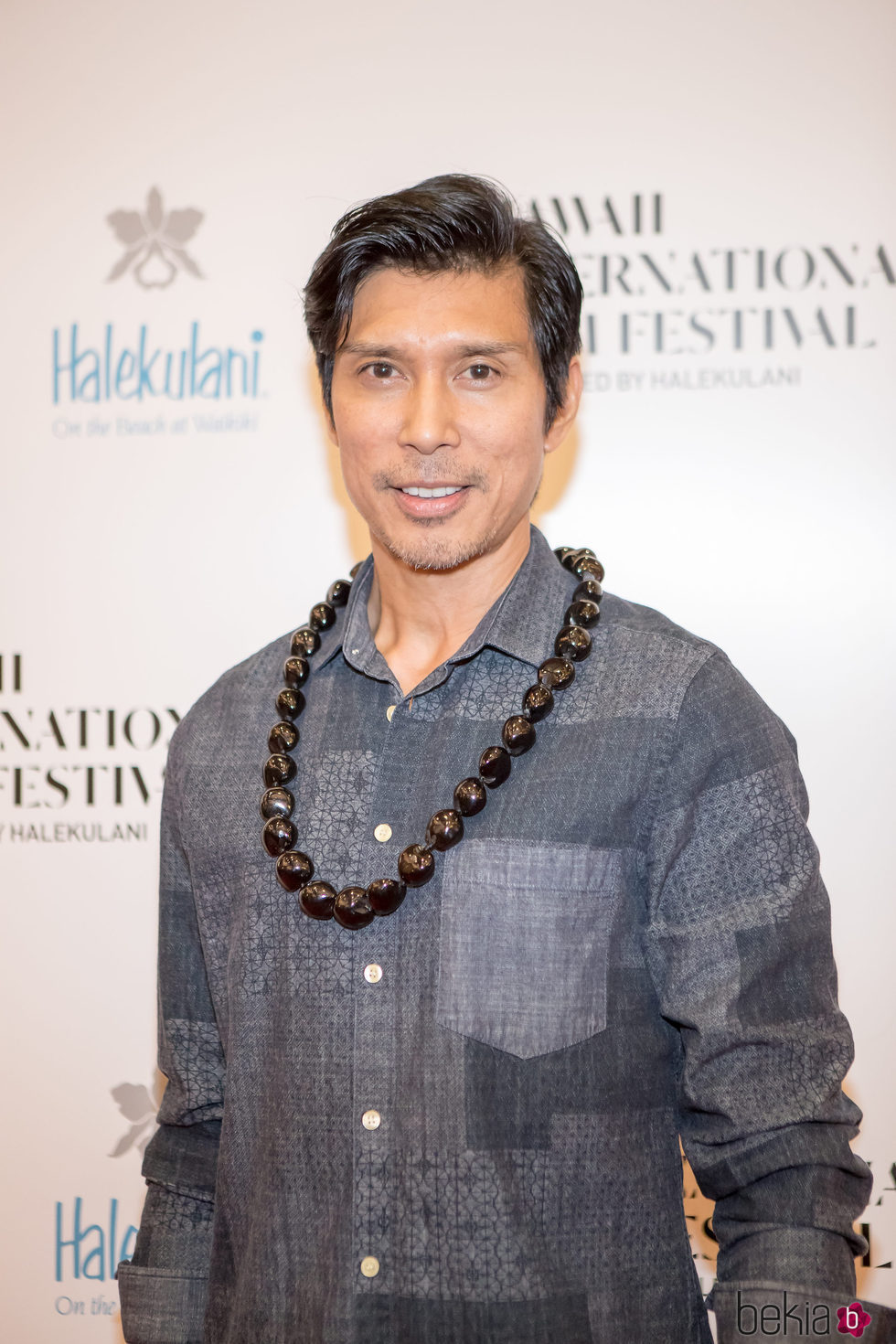 Keo Woolford posando en el Festival Internacional de Cine en Hawai 2016
