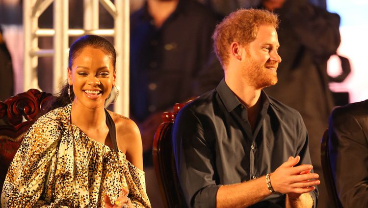 Rihanna y el Príncipe Harry en el concierto por el 50 aniversario de la independencia de Barbados