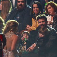 Gerard Piqué y sus hijos Milan y Sasha, felices al ver a Shakira en Los40 Music Awards 2016
