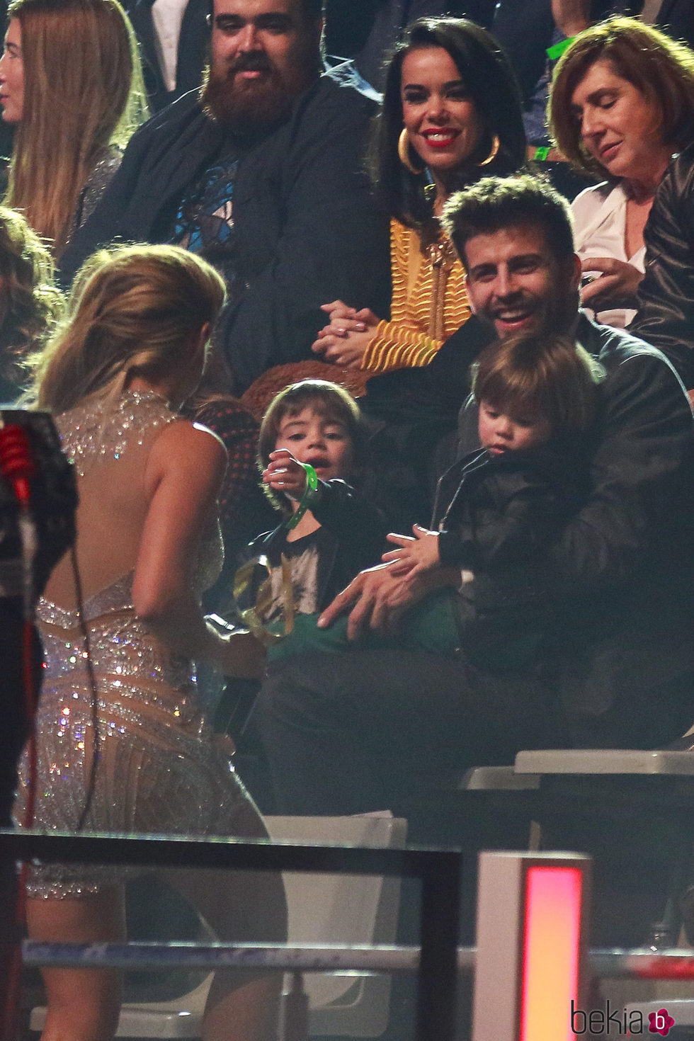 Gerard Piqué y sus hijos Milan y Sasha, felices al ver a Shakira en Los40 Music Awards 2016