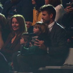Gerard Piqué con sus hijos y su madre en Los40 Music Awards 2016