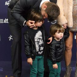 Gerard Piqué con sus hijos Milan y Sasha en Los40 Music Awards 2016