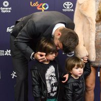 Gerard Piqué con sus hijos Milan y Sasha en Los40 Music Awards 2016