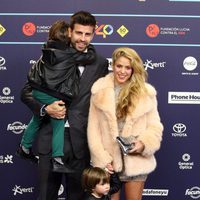 Gerard Piqué y Shakira con sus hijos Milan y Sasha en Los40 Music Awards 2016