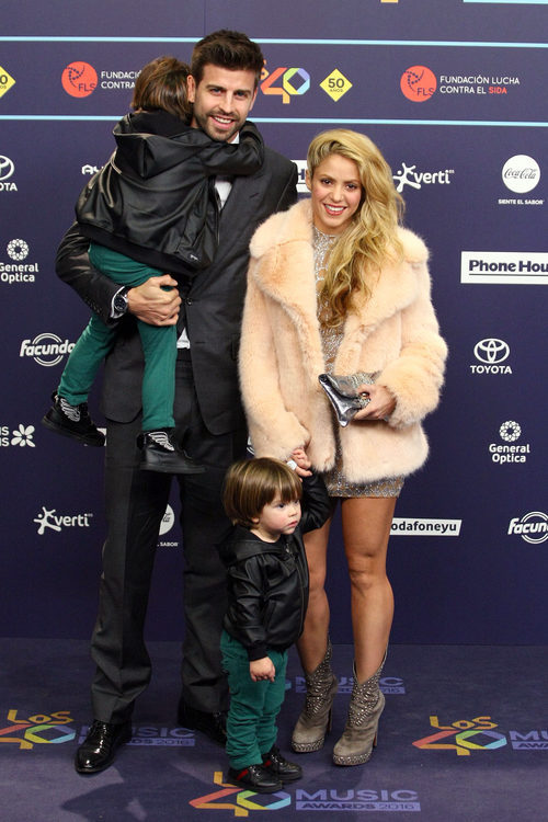 Gerard Piqué y Shakira con sus hijos Milan y Sasha en Los40 Music Awards 2016