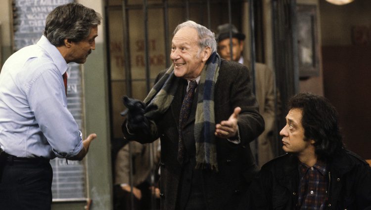 Don Calfa participando en el episodio 'Homeless' de la serie 'Barney Miller'