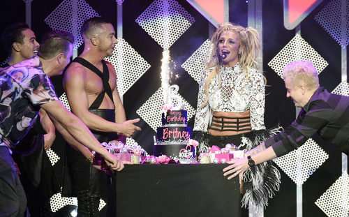 Britney Spears celebra su 35 cumpleaños sobre el escenario