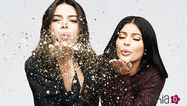 Kylie Jenner y Kendall Jenner en una campaña publicitaria