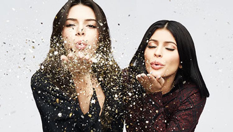 Kylie Jenner y Kendall Jenner en una campaña publicitaria