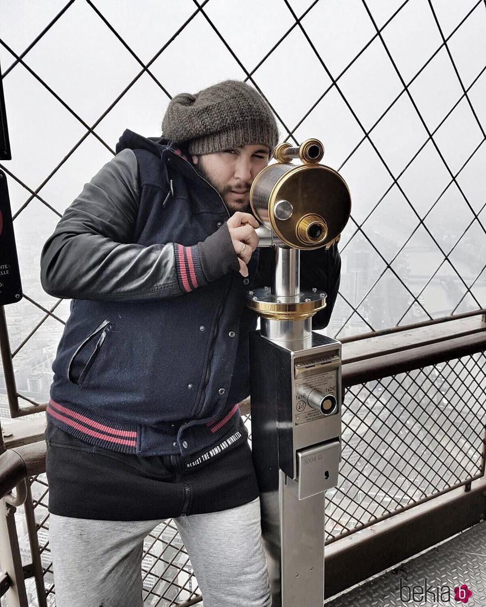 Kiko Rivera 'vigilando' París desde la Torre Eiffel