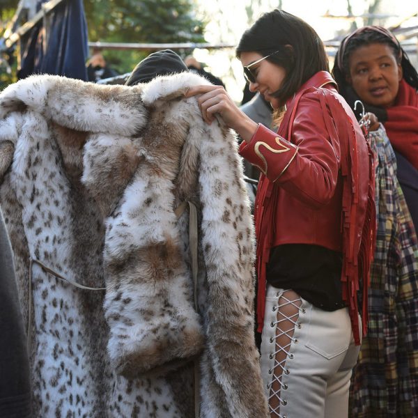 Kendall Jenner mirando ropa en un mercadillo de Notting Hill - Kendall