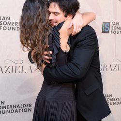 Ian Somerhalder abraza a Nikki Reed en la gala de la fundación del actor