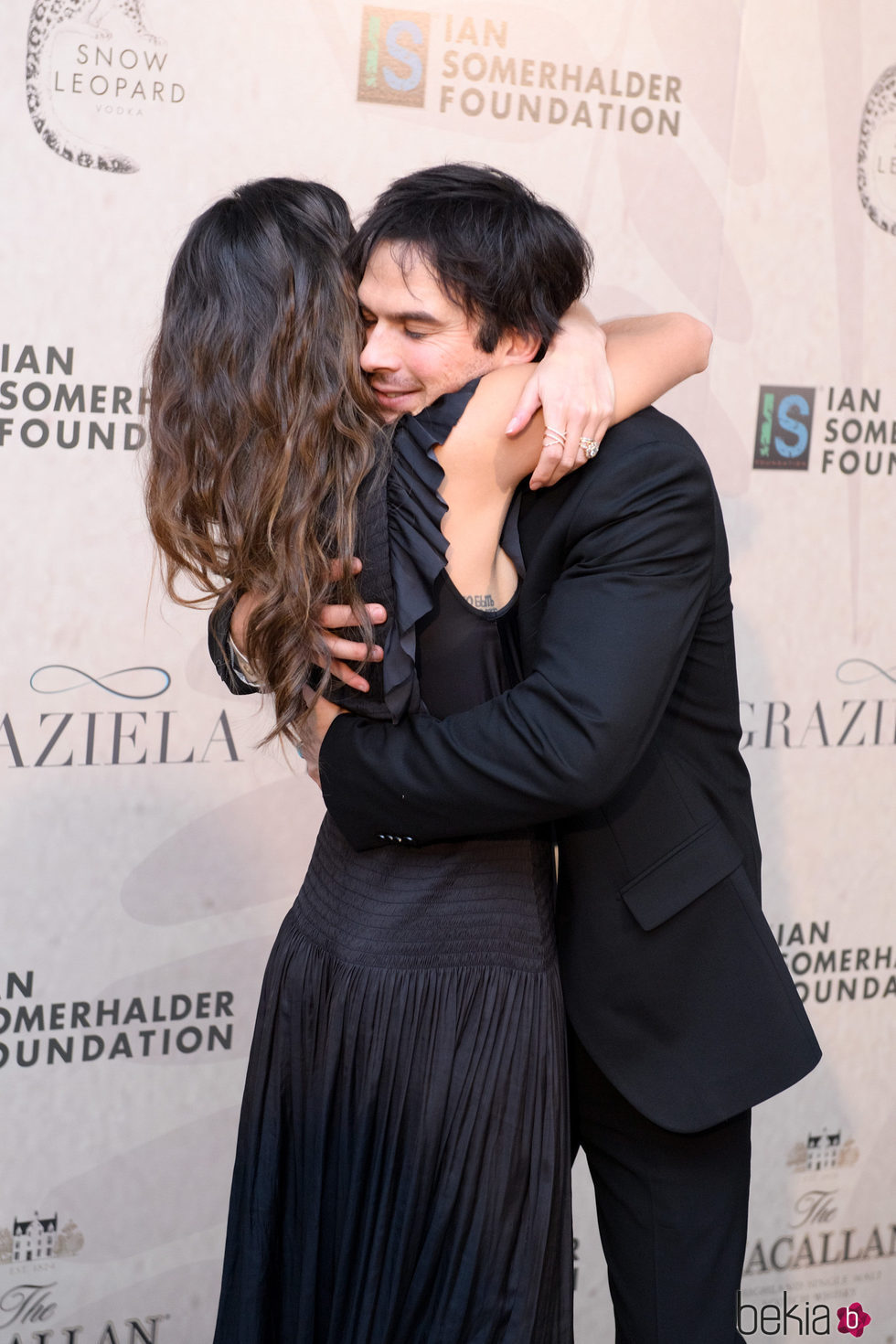 Ian Somerhalder abraza a Nikki Reed en la gala de la fundación del actor