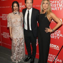 Jason Bateman, Olivia Munn y Jennifer Aniston en la proyección de 'Office Christmas Party'