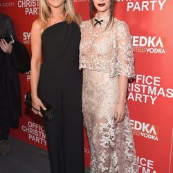 Olivia Munn y Jennifer Aniston en la proyección de 'Office Christmas Party'