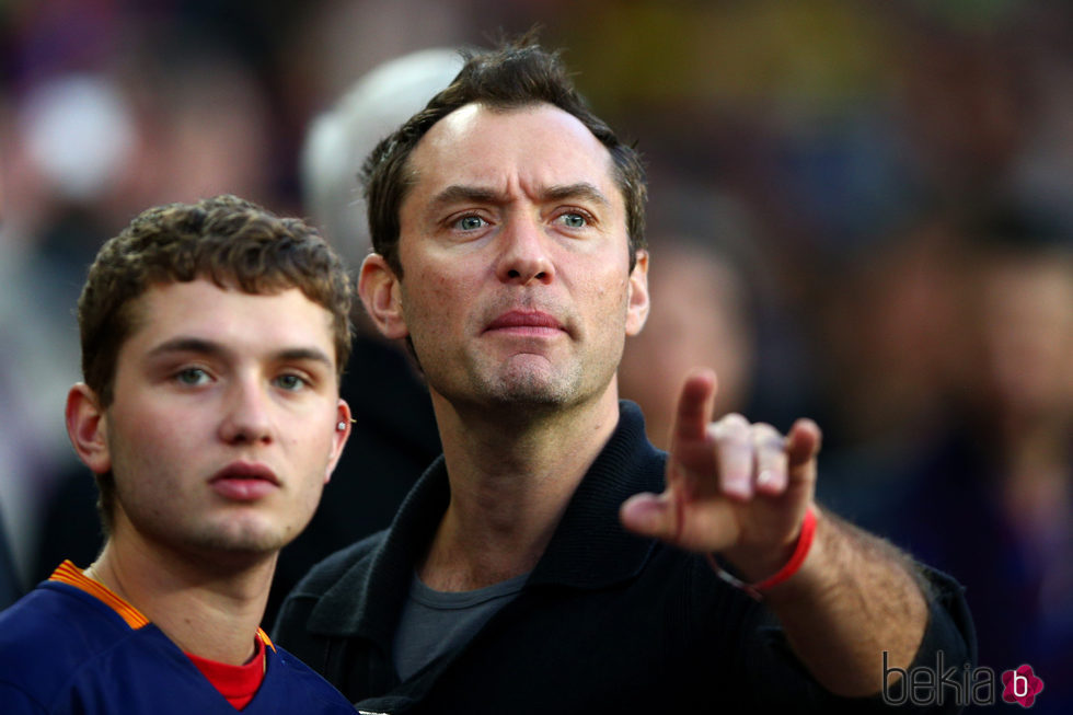 Jude Law y su hijo mayor Raff Law viendo un partido de fútbol