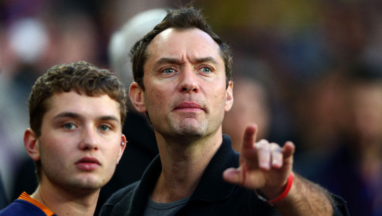 Jude Law y su hijo mayor Raff Law viendo un partido de fútbol