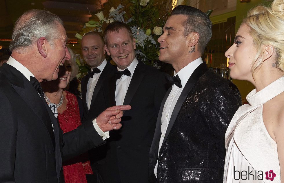 El Príncipe Carlos bromea con Robbie Williams en la Royal Variety Performance 2016