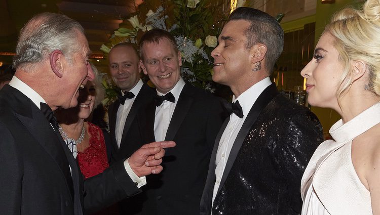 El Príncipe Carlos bromea con Robbie Williams en la Royal Variety Performance 2016