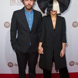 Erik Anders Lang y Sia en la fiesta pre-Grammy de Spotify