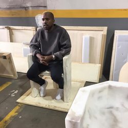 Kanye West reaparece públicamente con un cambio de look