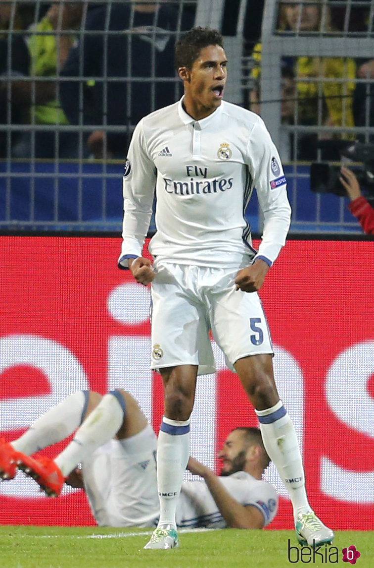 Varane jugando un partido con el Real Madrid