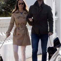 Pippa Middleton y James Matthews pasean por Londres con sus perros