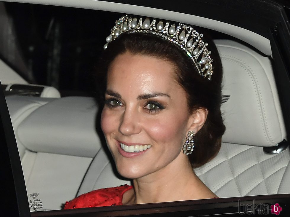 Kate Middleton con tiara de camino a la recepción al Cuerpo Diplomático en Buckingham Palace