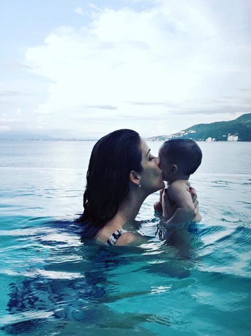 Jaydy Michel besando a su hijo Leonardo durante un baño en la piscina
