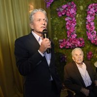 Michael Douglas le dedica un discurso a su padre en su 100 cumpleaños