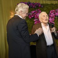 Kirk Douglas dedica unas palabras a sus invitados en la celebración de su 100 cumpleaños