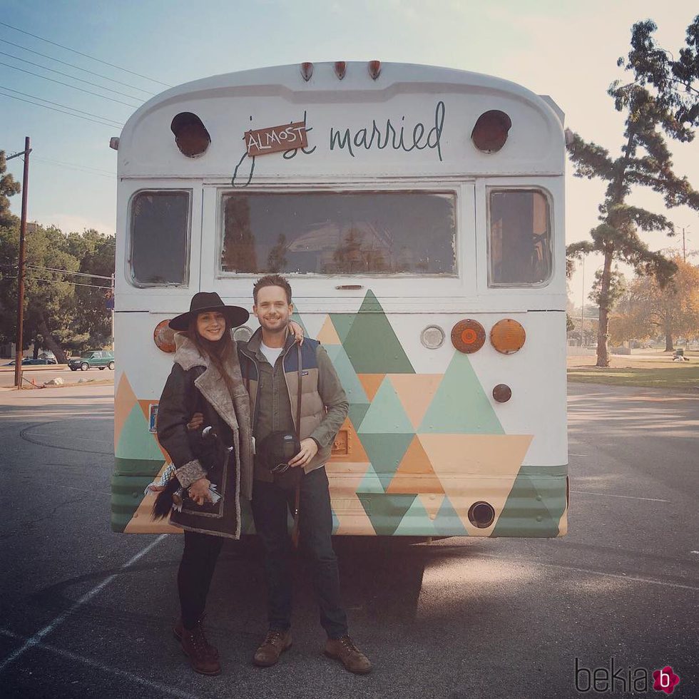 Troian Bellisario y Patrick junto al autobús que les llevó a su boda