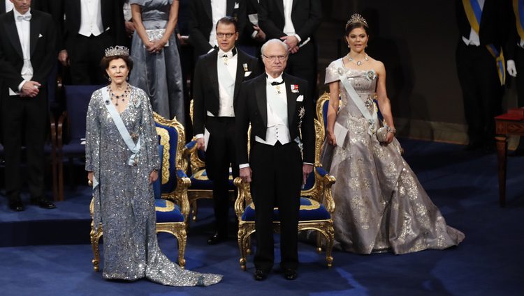 Los Reyes de Suecia, la Princesa Victoria y el Príncipe Daniel en los Nobel 2016