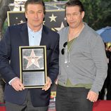 Alec y Stephen Baldwin en el paseo de la fama de Hollywood