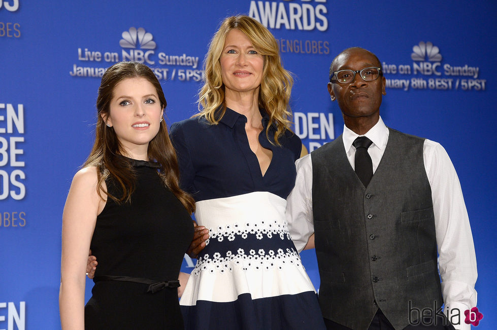 Anna Kendrick, Laura Dern y Don Cheadle anunciando los nominados a los Globos de Oro 2017