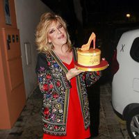 Lydia Lozano con la tarta de su 56 cumpleaños