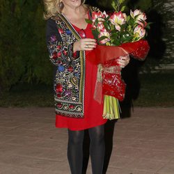 Lydia Lozano con un ramo de flores que le regalaron sus compañeros de 'Sálvame' por su 56 cumpleaños