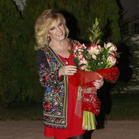 Lydia Lozano con un ramo de flores que le regalaron sus compañeros de 'Sálvame' por su 56 cumpleaños